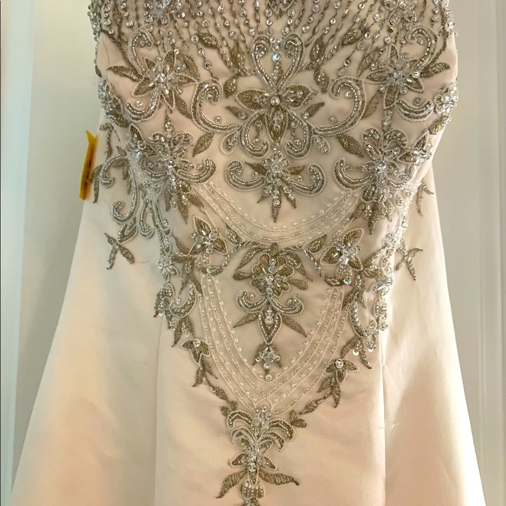 Beautiful wedding gown never worn